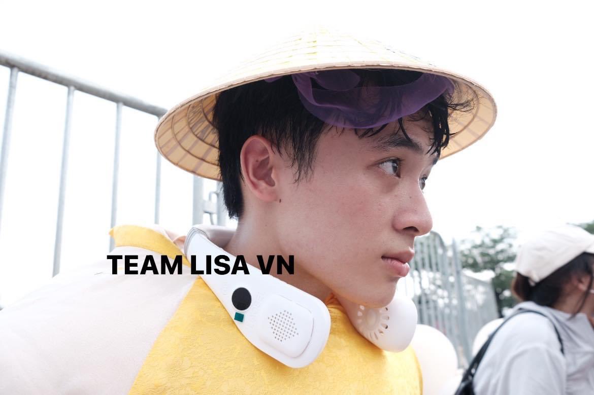 DEARMYLILI_VN's tweet photo. LALISA SHINES VIETNAM
#WelcomeLisaToVietnam
#LisaKhuấyđộngViệtNam #LISA https://t.co/0vy8FhQYPh