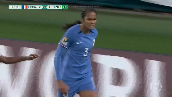danielmellosjc's tweet photo. Renard empata de cabeça para a França, marcando seu 35º gol pela seleção. Comemoração da capitã francesa após pecado da defesa brasileira. Brasil 1x2 França. Jogada infantil e de desatenção da zaga Brasileira. #FRA x #BRA #CopaDoMundoFeminina #FIFAWWC ⚽️🇫🇷🇧🇷 https://t.co/DmpXFgxKrP