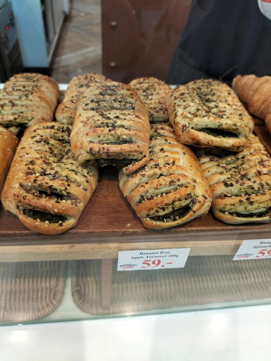 ChrisCsd1's tweet image. #Bangkok #Macaroons #Shoppingmall My pics of a colourful display for a macaroon stall, we didn't buy any, but we purchased two apple turnovers &amp;amp; a spinach filled pastry. The apple was yummy, we've yet to try the spinach! One  pound 36 pence each in UK money.