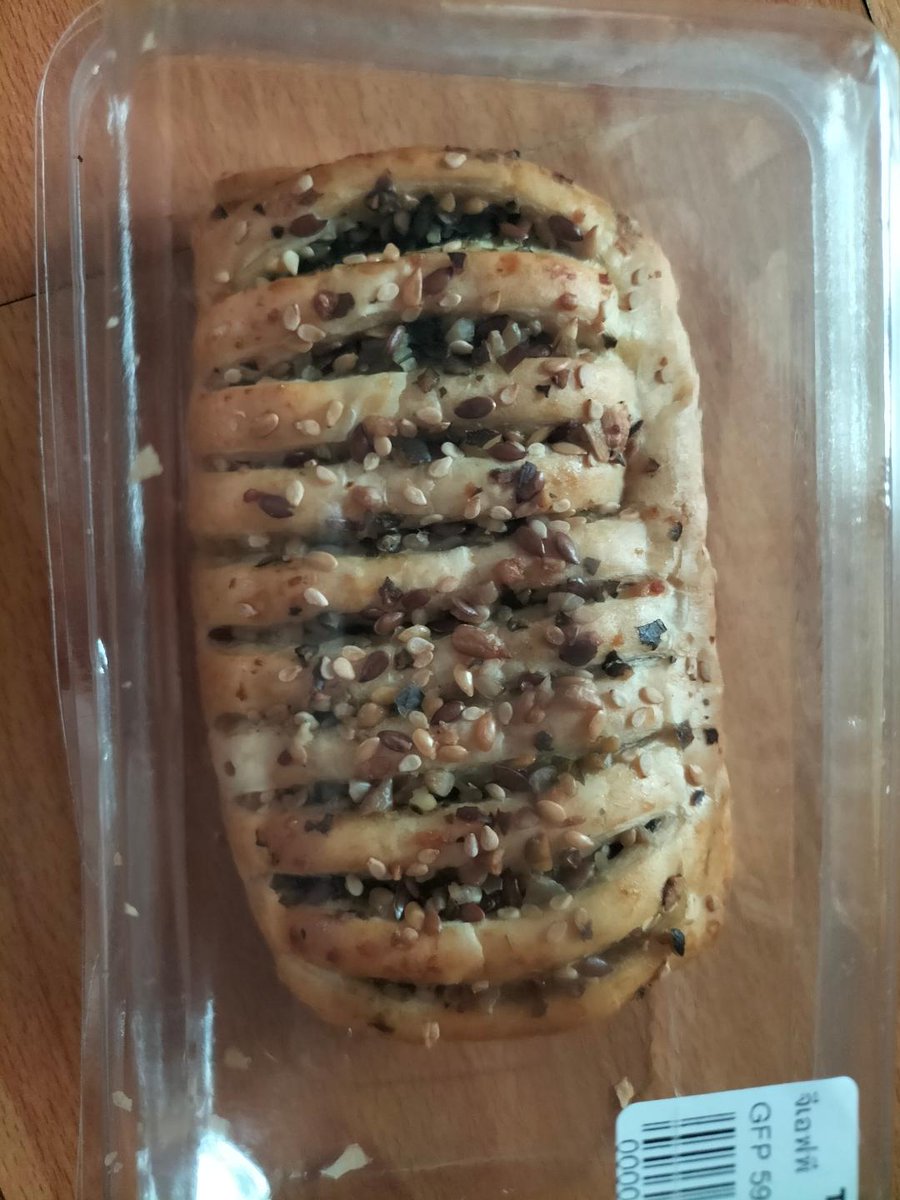 ChrisCsd1's tweet image. #Bangkok #Macaroons #Shoppingmall My pics of a colourful display for a macaroon stall, we didn't buy any, but we purchased two apple turnovers &amp;amp; a spinach filled pastry. The apple was yummy, we've yet to try the spinach! One  pound 36 pence each in UK money.