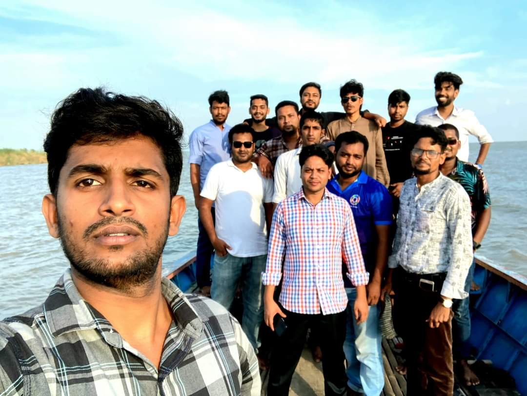 Yousuf388's tweet photo. Afternoon boat trip with friends ❤️🌻 https://t.co/qsAQhQJ2aC