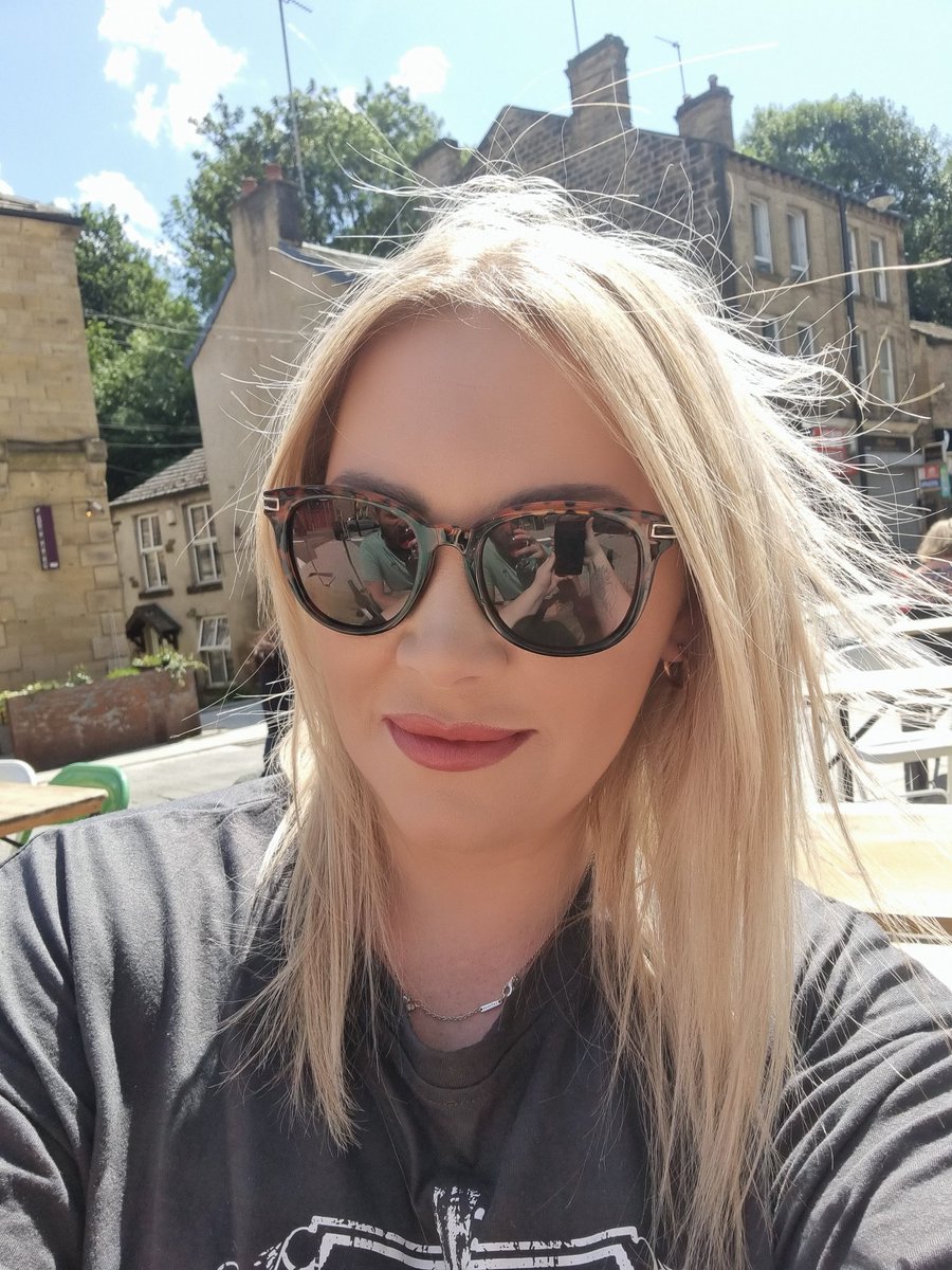Caiste87's tweet photo. @Angelissa_x @Longthorne90 How it starts 🤣 https://t.co/UJRF1rHaod