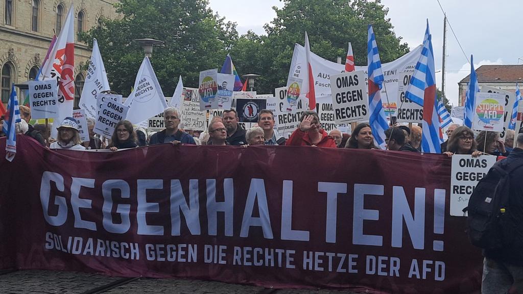 Sigi_Magdeburg_'s tweet photo. ...🏳️‍🌈🚩😊👌 🙂👍 🤓 👏 😎 🤜🤛 😀  ca 3000 inzwischen trotz Wind und Wetter, was sonst , viele Pics und Vids 👉 #md2907 , #Gegenhalten #noafd #Magdeburg #NoNazis #NoRechte #platznehmen #allezusammengegendieafd #wirsindmehr ect. , seht auch  👉 https://t.co/ZU5qlkgCYg https://t.co/EpWCfNKGjk
