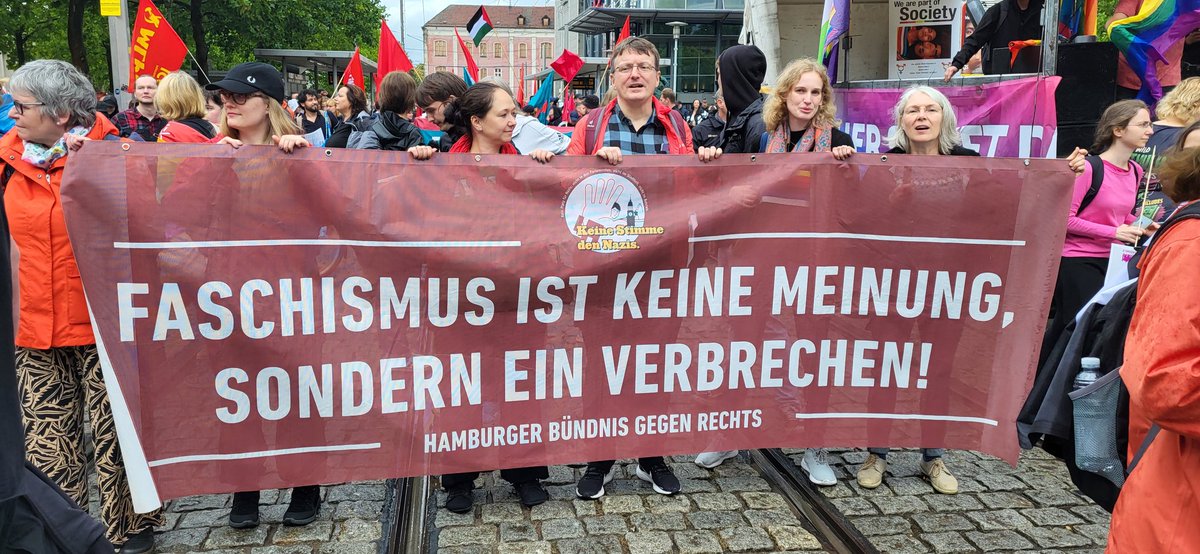 Sigi_Magdeburg_'s tweet photo. ...🏳️‍🌈🚩😊👌 🙂👍 🤓 👏 😎 🤜🤛 😀  ca 3000 inzwischen trotz Wind und Wetter, was sonst , viele Pics und Vids 👉 #md2907 , #Gegenhalten #noafd #Magdeburg #NoNazis #NoRechte #platznehmen #allezusammengegendieafd #wirsindmehr ect. , seht auch  👉 https://t.co/ZU5qlkgCYg https://t.co/EpWCfNKGjk