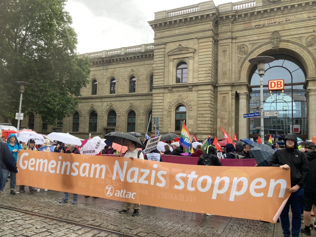 Sigi_Magdeburg_'s tweet photo. ...🏳️‍🌈🚩😊👌 🙂👍 🤓 👏 😎 🤜🤛 😀  ca 3000 inzwischen trotz Wind und Wetter, was sonst , viele Pics und Vids 👉 #md2907 , #Gegenhalten #noafd #Magdeburg #NoNazis #NoRechte #platznehmen #allezusammengegendieafd #wirsindmehr ect. , seht auch  👉 https://t.co/ZU5qlkgCYg https://t.co/EpWCfNKGjk