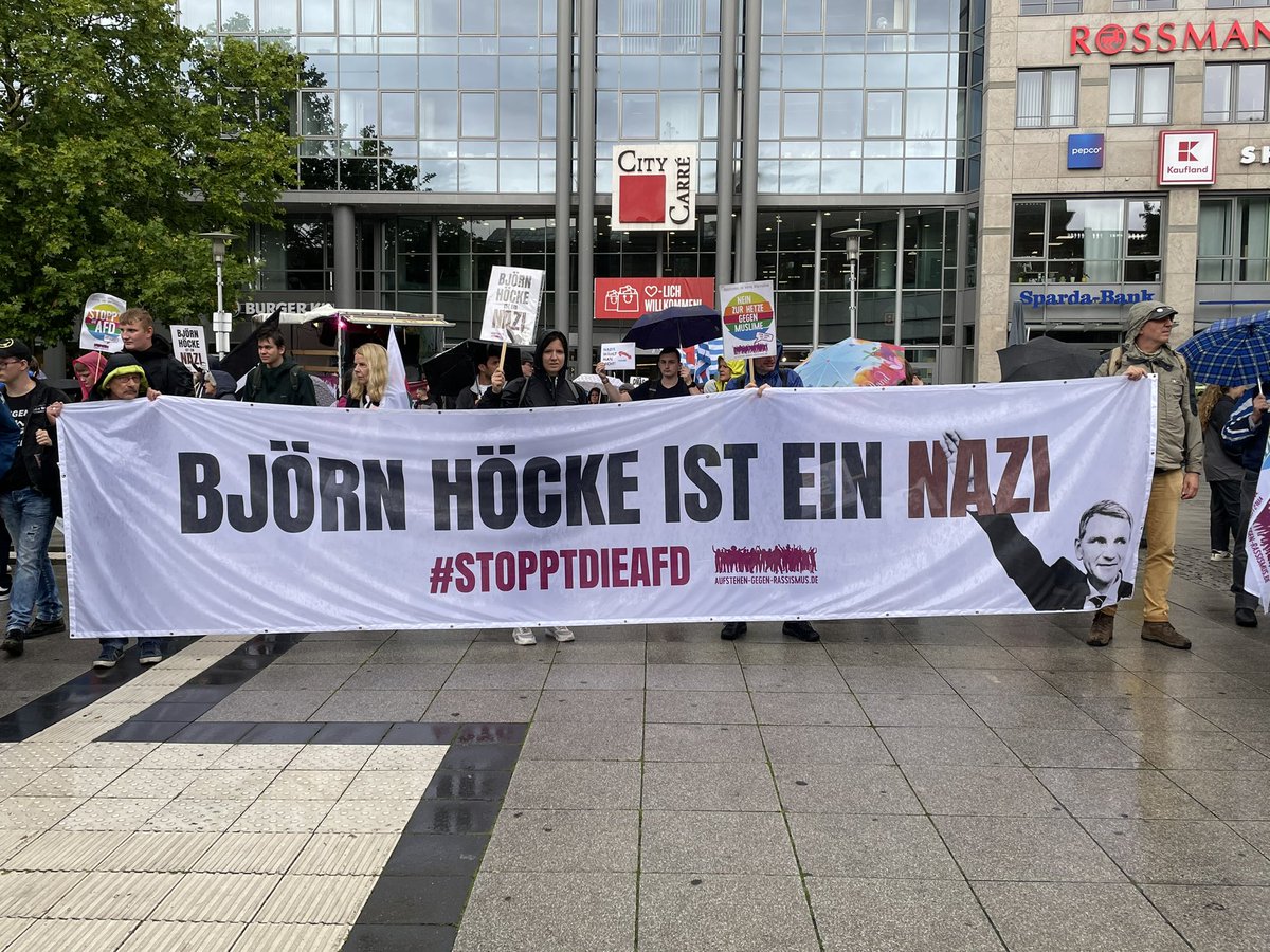 Sigi_Magdeburg_'s tweet photo. ...🏳️‍🌈🚩😊👌 🙂👍 🤓 👏 😎 🤜🤛 😀  ca 3000 inzwischen trotz Wind und Wetter, was sonst , viele Pics und Vids 👉 #md2907 , #Gegenhalten #noafd #Magdeburg #NoNazis #NoRechte #platznehmen #allezusammengegendieafd #wirsindmehr ect. , seht auch  👉 https://t.co/ZU5qlkgCYg https://t.co/EpWCfNKGjk