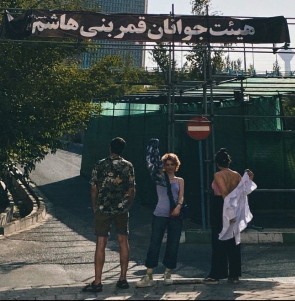 La lutte continue, la répression aussi. Après avoir pris une photo sans voile face à un centre religieux en #Iran, ces deux jeunes femmes et leur ami ont été arrêtés par les forces de répression, puis l’une d’elles agressée sexuellement en prison ! Soyons leur voix. #MahsaAmini