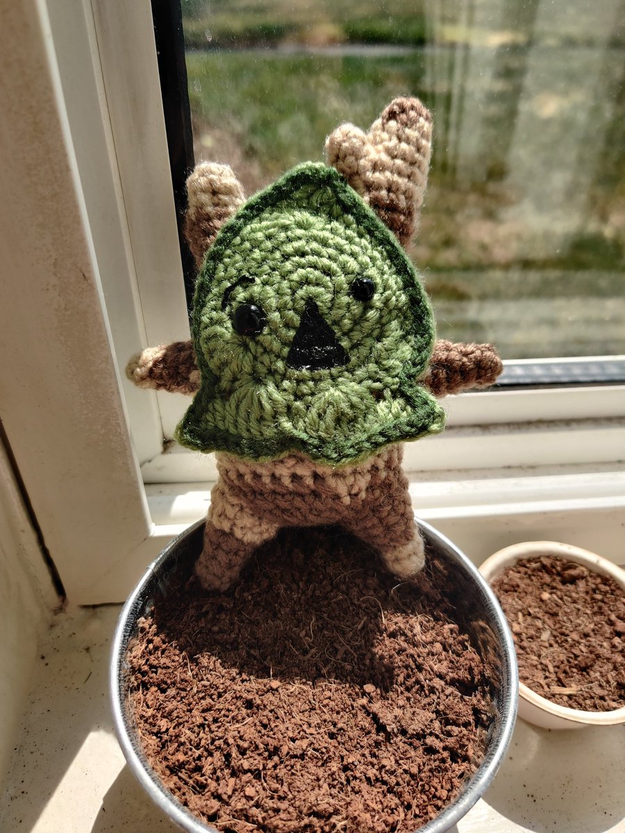 CrochetKitty13's tweet photo. Been enjoying #LegendofZelda #TearsOfTheKingdom and just HAD to make this cute lil Korok to throw around my living room 🤣 #TearsOfThemisfanart #crochet #commissionsopen #korok #amigurumi #handmade #madetoorder https://t.co/bk4YCTFw9w