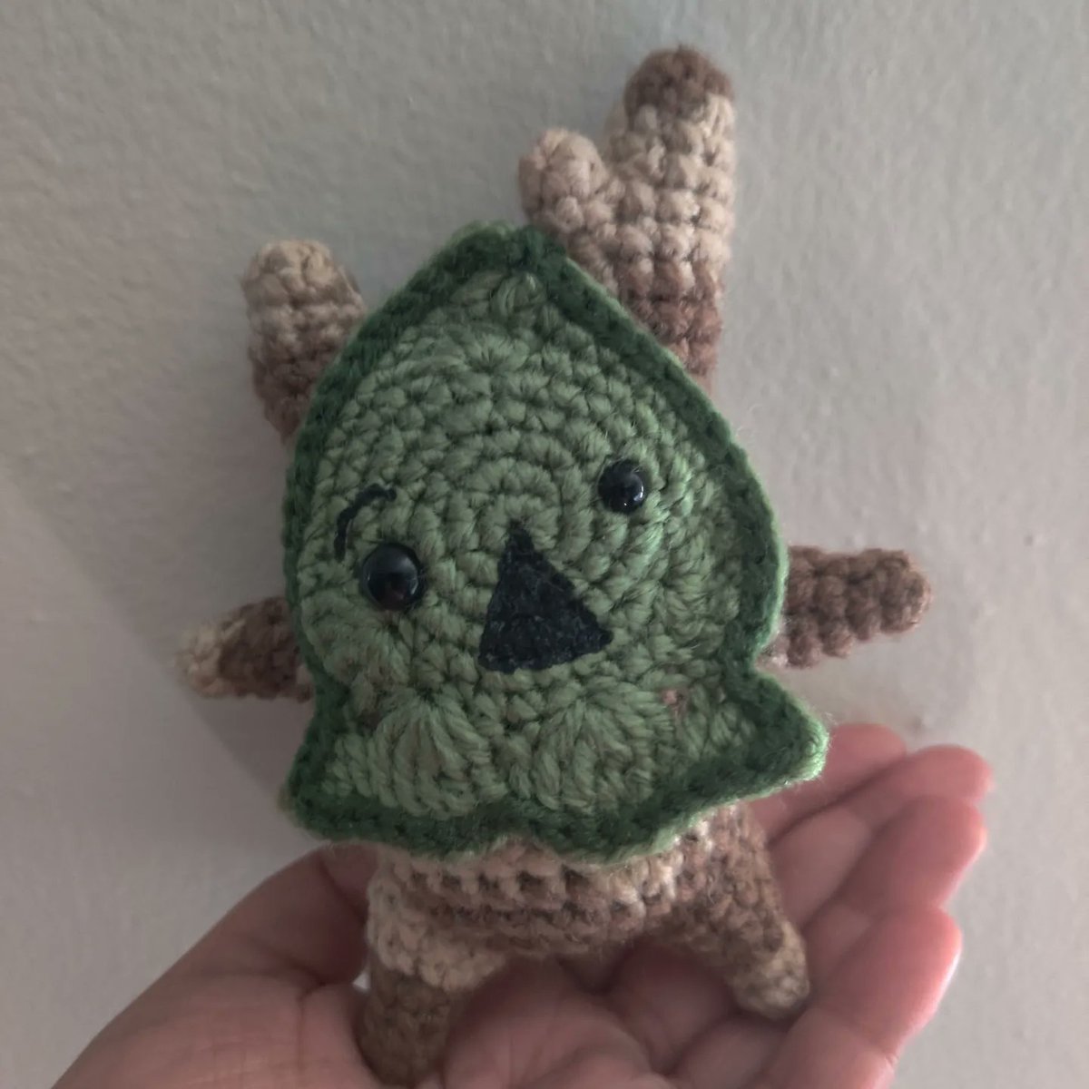CrochetKitty13's tweet photo. Been enjoying #LegendofZelda #TearsOfTheKingdom and just HAD to make this cute lil Korok to throw around my living room 🤣 #TearsOfThemisfanart #crochet #commissionsopen #korok #amigurumi #handmade #madetoorder https://t.co/bk4YCTFw9w