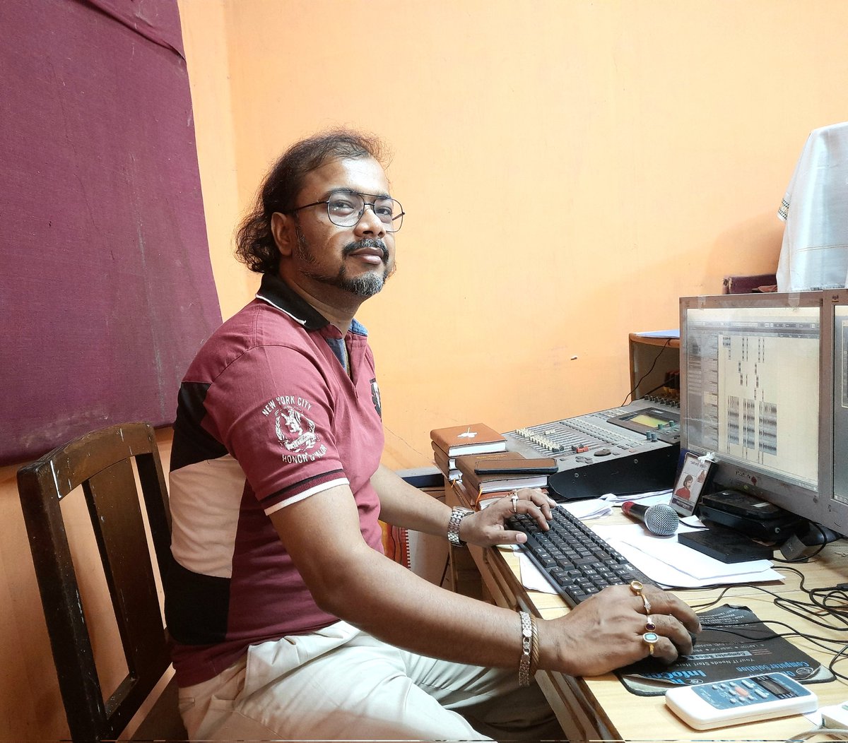 Surajit4music's tweet photo. Recording Session at Studio Film Services
Singer:- Partha Bhattacharya
Music Director:- Surajit Ghosh
Recordist:- Rajib Mukherjee
#ward107 #ward108 #ward109 #musicislife #RuposhiBangla
#GovtOfWestBengal #music #musicvideo #newsong #StarJalsha #sangeetmela #sitinetwork #siti https://t.co/OypaMDIFy6