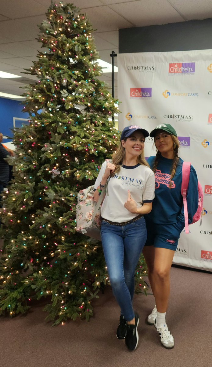 BethP9999's tweet image. Over 3,000 backpacks were stuffed w/ school supplies yesterday and sent out to children in foster care. #ChristmasIsNotCancelled and unique volunteers of all ages came together at #ComfortCases in Rockville, MD. @jen_lilley @jbubbles18 @GAfamilyTV