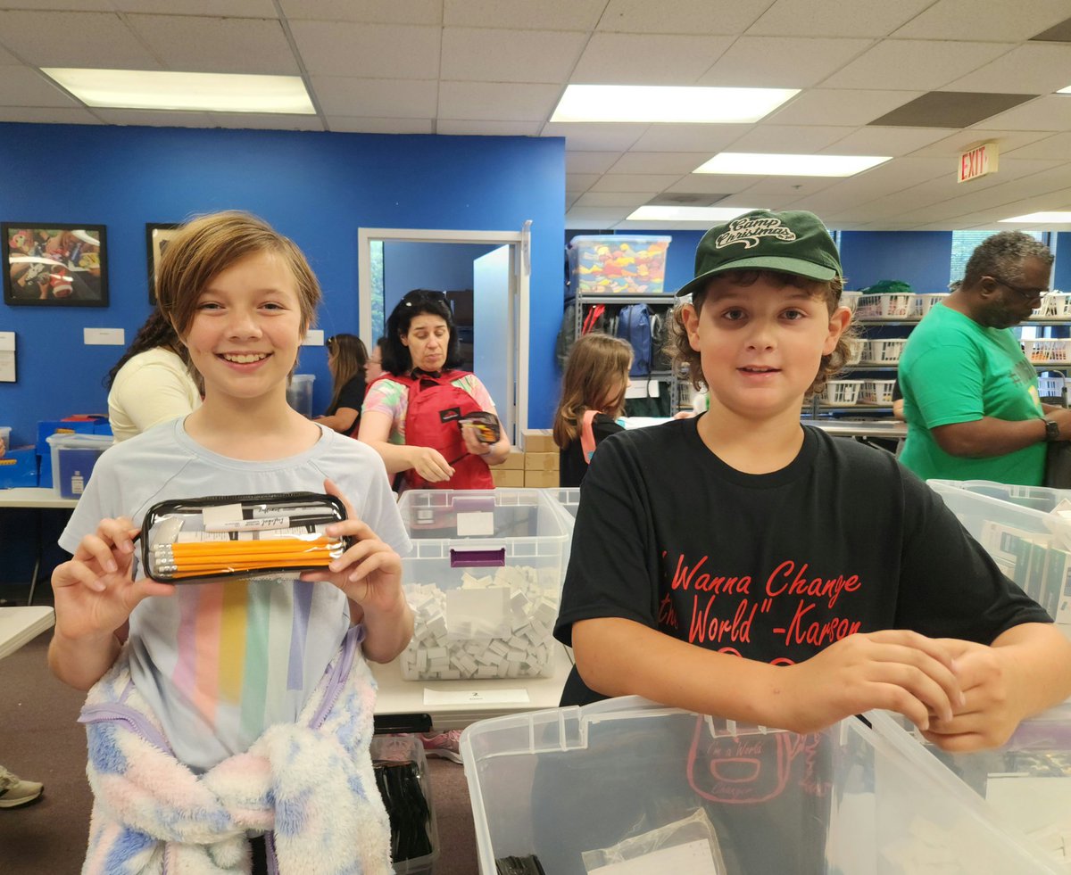 BethP9999's tweet image. Over 3,000 backpacks were stuffed w/ school supplies yesterday and sent out to children in foster care. #ChristmasIsNotCancelled and unique volunteers of all ages came together at #ComfortCases in Rockville, MD. @jen_lilley @jbubbles18 @GAfamilyTV