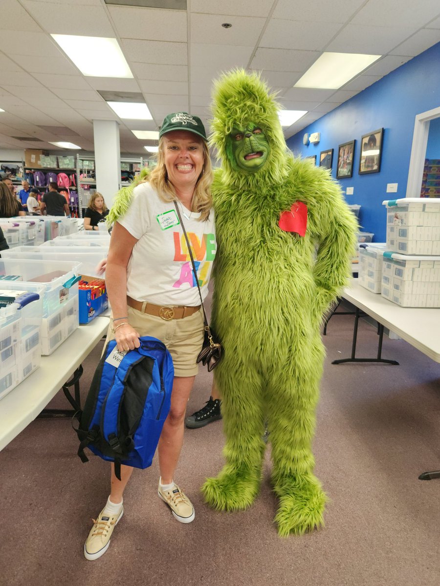 BethP9999's tweet image. Over 3,000 backpacks were stuffed w/ school supplies yesterday and sent out to children in foster care. #ChristmasIsNotCancelled and unique volunteers of all ages came together at #ComfortCases in Rockville, MD. @jen_lilley @jbubbles18 @GAfamilyTV