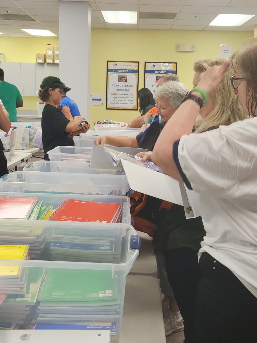 BethP9999's tweet image. Over 3,000 backpacks were stuffed w/ school supplies yesterday and sent out to children in foster care. #ChristmasIsNotCancelled and unique volunteers of all ages came together at #ComfortCases in Rockville, MD. @jen_lilley @jbubbles18 @GAfamilyTV