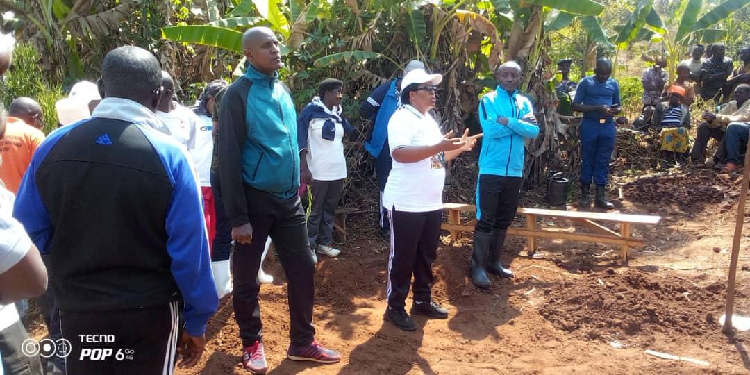 communeMak's tweet photo. #Burundi, 29/7/2023, Twatewe iteka muri Komine ryo kugenderwa n'umukuru wa Sentare yubahiriza ibwirizwa shingiro. Uwo mwubahwa yasanze abenegihu ku kivi rusangi. Yagendanye na Buramatari ari kumwe na SP n'abandi bubahwa. Ubugwingwiri 3577 bwashizwemwo ivu. Hari ku mutumba KIGAZA https://t.co/u5facJkyoT