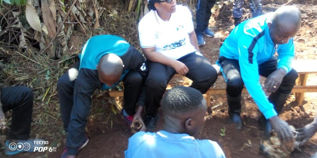 communeMak's tweet photo. #Burundi, 29/7/2023, Twatewe iteka muri Komine ryo kugenderwa n'umukuru wa Sentare yubahiriza ibwirizwa shingiro. Uwo mwubahwa yasanze abenegihu ku kivi rusangi. Yagendanye na Buramatari ari kumwe na SP n'abandi bubahwa. Ubugwingwiri 3577 bwashizwemwo ivu. Hari ku mutumba KIGAZA https://t.co/u5facJkyoT