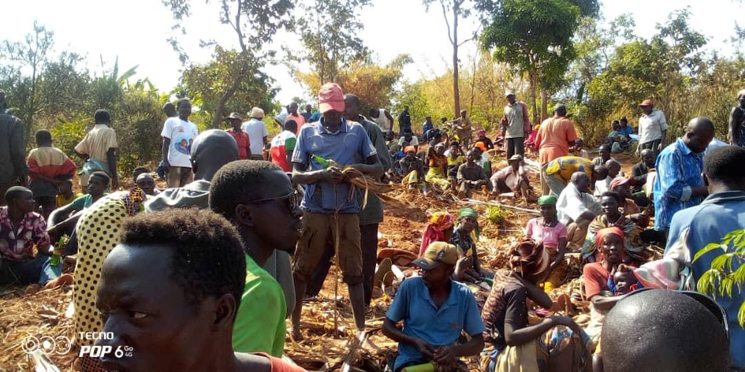 communeMak's tweet photo. #Burundi, 29/7/2023, Twatewe iteka muri Komine ryo kugenderwa n'umukuru wa Sentare yubahiriza ibwirizwa shingiro. Uwo mwubahwa yasanze abenegihu ku kivi rusangi. Yagendanye na Buramatari ari kumwe na SP n'abandi bubahwa. Ubugwingwiri 3577 bwashizwemwo ivu. Hari ku mutumba KIGAZA https://t.co/u5facJkyoT