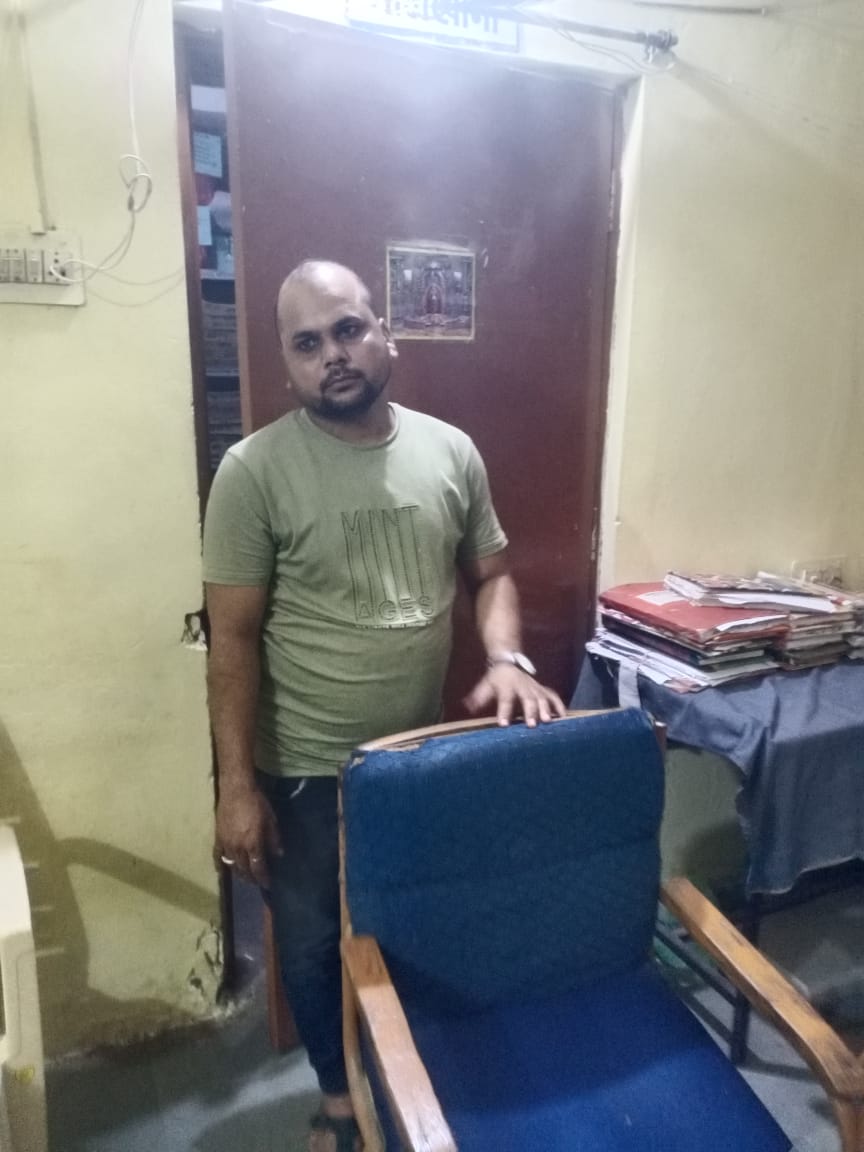 FIR दर्ज कराने के लिए मैं ग्रामीणों के साथ देर रात शुजालपुर सिटी थाने पहुचा तो हैरान रह गया, की आरोपी प्रधान आरक्षक लेखपाल रुम में आराम से बैठकर बिसलरी बॉटल के साथ बिरयानी खा रहा था,  हम लोगो की आपत्ति के बाद उसे कारागार में डाला <a href="/DGP_MP/">DGP MP</a> <a href="/MPPoliceDeptt/">Madhya Pradesh Police</a> <a href="/IgpUjjain/">IGP_Ujjain</a> <a href="/shajapur_sp/">@sp_shajapur</a>