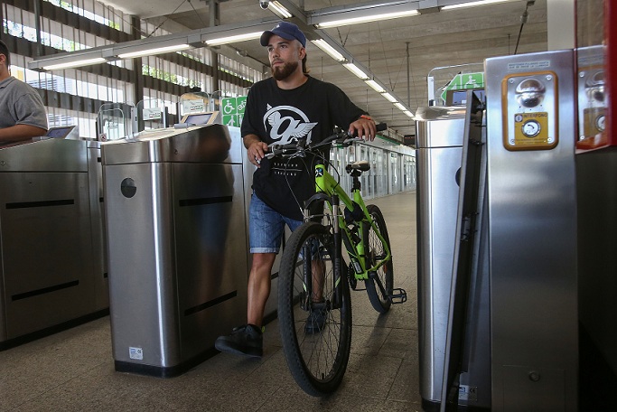 El <a href="/MetroGranada/">MetropolitanoGranada</a> instalará aparcamientos "seguros" para bicicletas y patinetes eléctricos en 3 paradas
👉 Serán de tipo hangar, con capacidad para 26 vehículos cada uno, mientras en Sevilla y Málaga pondrán sistema de taquillas individuales y cerradas
⬇️
elindependientedegranada.es/economia/metro…
