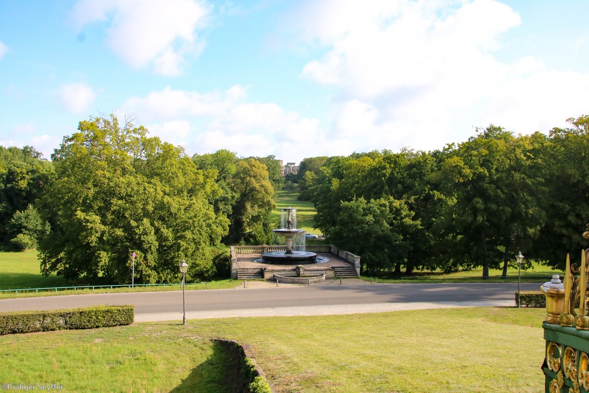 PBildern's tweet photo. Blick vom Ehrenhof  des Schloss Sanssouci zum Ruinenberg https://t.co/JuT8NhXKEP
