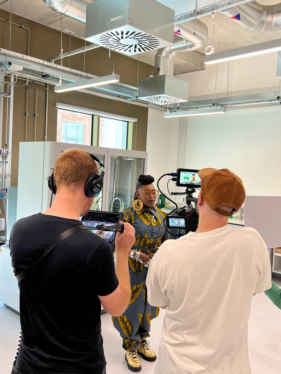 DrBrionyThomas's tweet photo. Rounding off the academic year filming for our research culture project. We’ve brought poetry + engineering together thanks to the fabulous Khadijah Ibrahiim &amp; @thegcfoundation.

Amazing to have the team together for a special rooftop shoot @LeedsUniEng with @adarakstudio 🎭🎬🎥 https://t.co/258Bm39gZd
