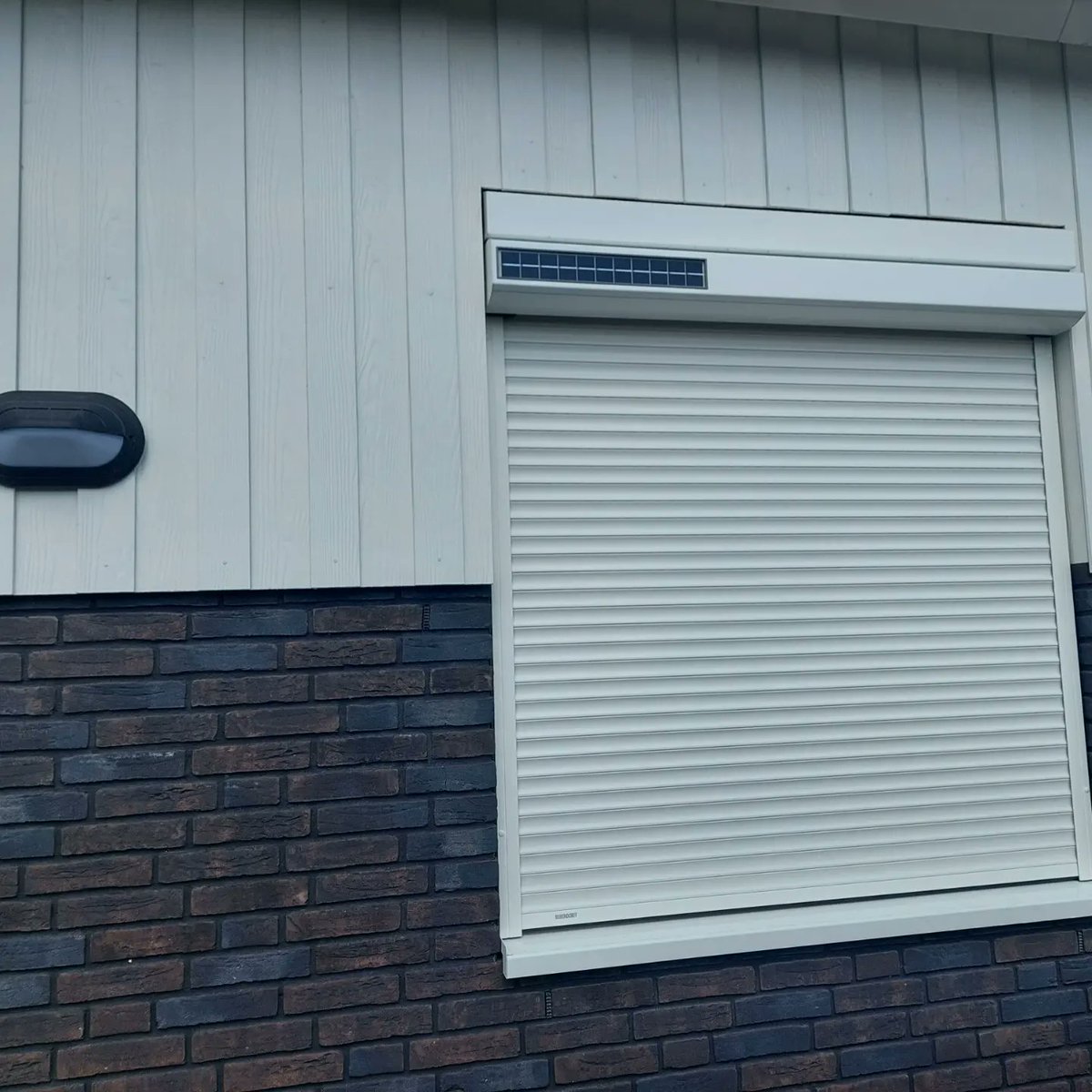 FREMAZonwering's tweet photo. Enige tijd geleden hebben wij solarrolluiken en solarscreens geplaatst aan een woning in nieuwbouwwijk Levanter in Arnhem en inmiddels is de zonwering voor de 4e woning in deze wijk in bestelling. De beste reclame!

#Frema #Rhenen #Veenendaal #Ede #Wageningen #Arnhem #Nijmegen eo https://t.co/qX9VLsyrHH