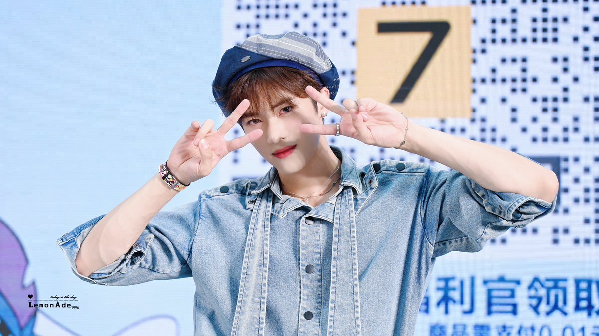 Lemonade__1996's tweet photo. 230729 HD

(●'◡'●)

#옌안 #YANAN #闫桉 #イェナン
#펜타곤  #PENTAGON https://t.co/noN31bSlFc