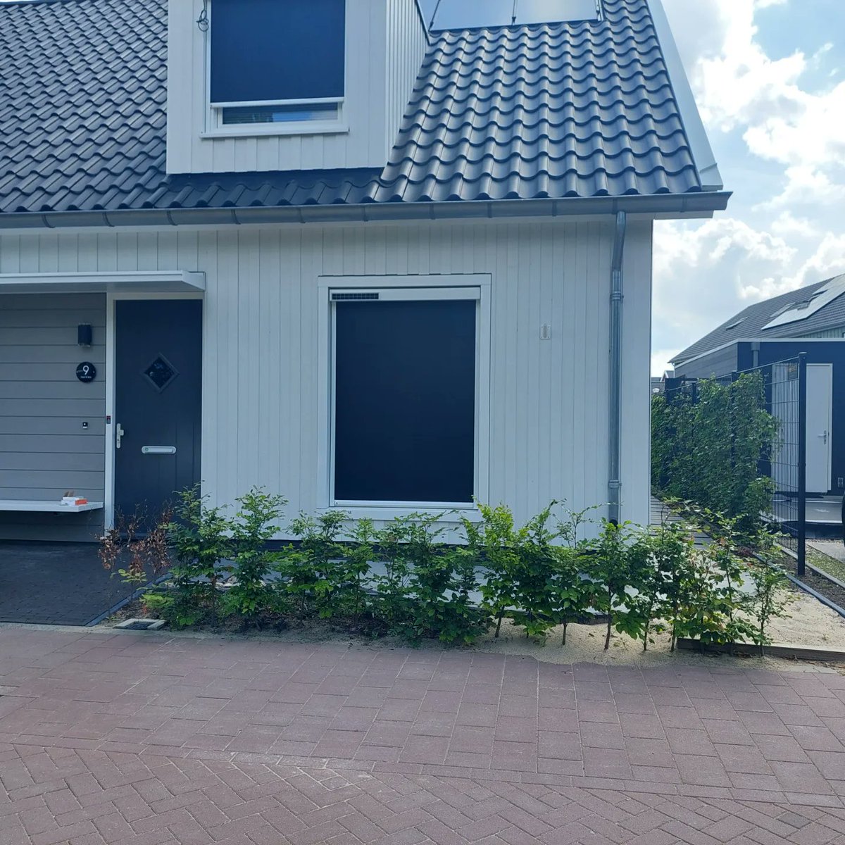 FREMAZonwering's tweet photo. Enige tijd geleden hebben wij solarrolluiken en solarscreens geplaatst aan een woning in nieuwbouwwijk Levanter in Arnhem en inmiddels is de zonwering voor de 4e woning in deze wijk in bestelling. De beste reclame!

#Frema #Rhenen #Veenendaal #Ede #Wageningen #Arnhem #Nijmegen eo https://t.co/qX9VLsyrHH