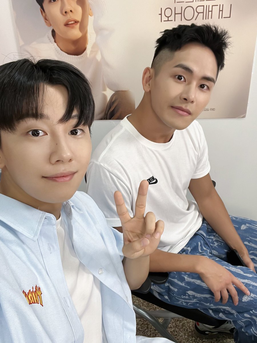 Mbitious_twt's tweet photo. [📸]

보이는 라디오 “내게ROH와” #5 완료

네 번째 게스트 호원과 함께한 내게ROH와🌟

웃음이 끊이지 않았던, 
엔비어스 모두 하나씩은 배웠던 알찬 시간😎

다음에 또 만나요❤️

#엠비셔스 #Mbitious #노태현 #이호원 
#내게ROH와 https://t.co/GJq3Z7Qz4J