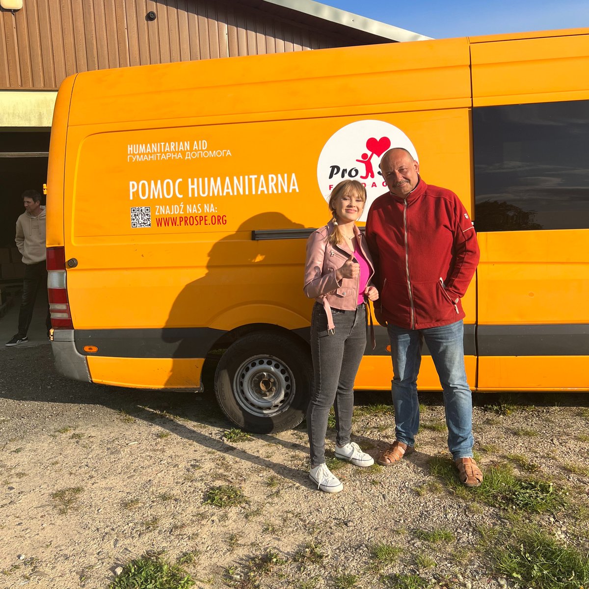ReligiaTVP's tweet photo. 🤝 W Fundacji #ProSpe pomoc niesiona jest ponad granicami. Ponad granicami państw, poniesionych kosztów czy wolnego czasu, bo właśnie w taki sposób działają osoby związane z fundacją.
Zapraszamy na #DobreHistorie 📺 @tvp_3 🕞 15:20. https://t.co/b8fAaHgBlv