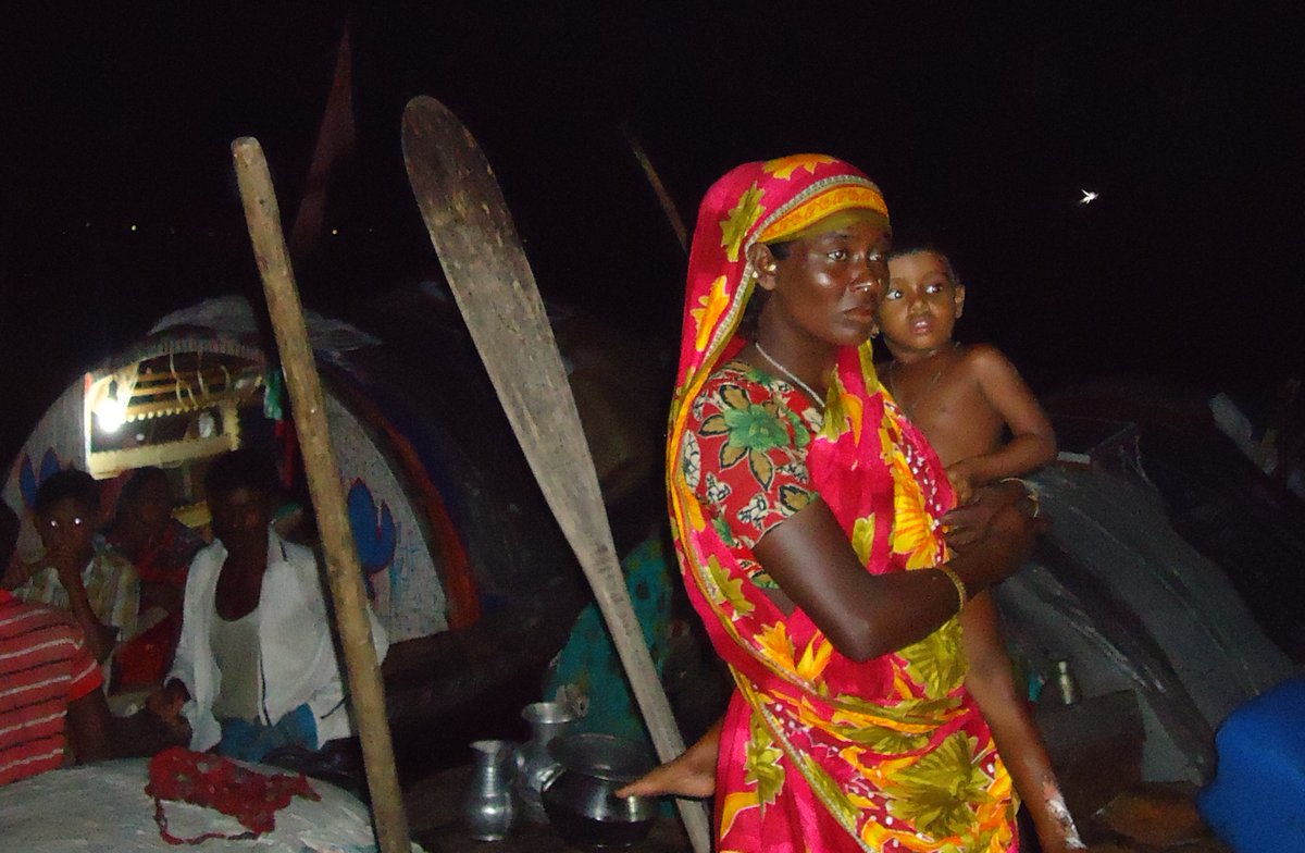 ri_montu's tweet photo. The women of the #MANTA community on the coast of #Bangladesh are #climateFrontliners. These women are fighting the #ClimateCrisis from the front lines. Manta communities boat life from birth to death for livelihood. They take various strategies to cope with the #ClimateCrisis. https://t.co/f9uVBggfk9