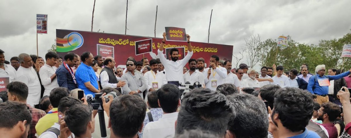 itsmraghunath's tweet photo. మణిపూర్ లో మహిళలపై జరుగుతున్న దాడులకు నిరసనగా శనివారం క్రిస్టియన్ మత పెద్దల ఆధ్వర్యంలో శేరిలింగంపల్లి, కుత్బుల్లాపూర్, కూకట్ పల్లి నియోజకవర్గ పరిసర ప్రాంతాల నుంచి ర్యాలీ జరిగింది.  #manipur #ManipurNews #saveladies #attackonladies #christian #mrnyarmy #raghunathyadavfoundation https://t.co/Iytx0MOtij