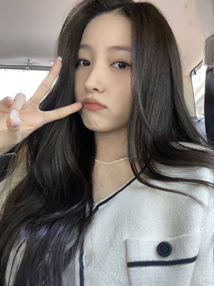 gfrdcafes's tweet photo. hear me out guys i always thought renjun looks like sowon like if she was a guy it would be him 😭 https://t.co/MU8PJZkPuR