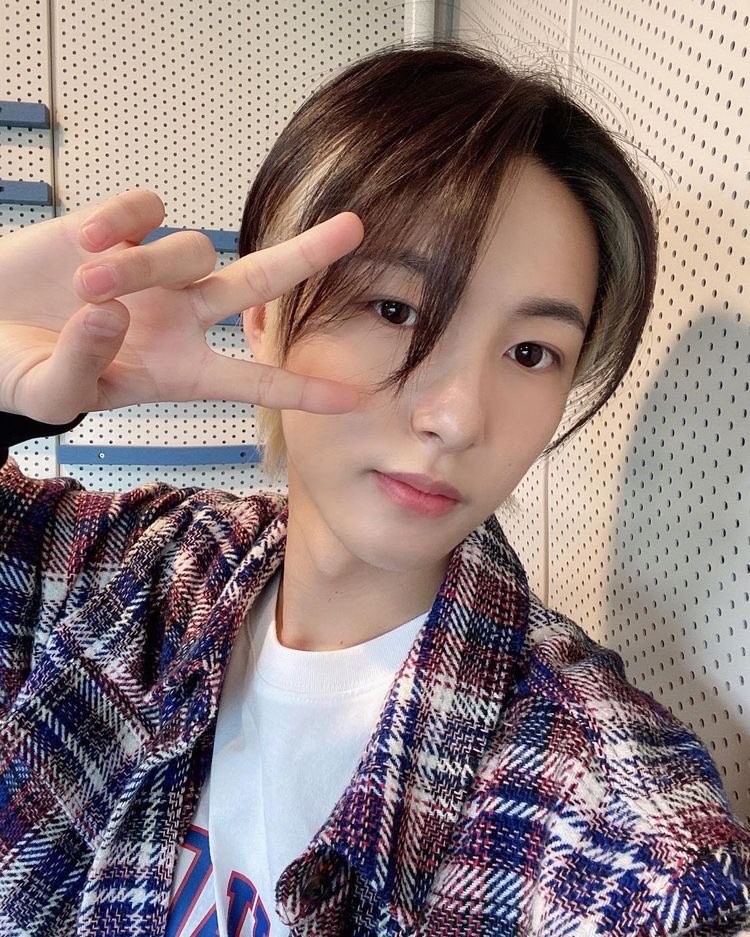 gfrdcafes's tweet photo. hear me out guys i always thought renjun looks like sowon like if she was a guy it would be him 😭 https://t.co/MU8PJZkPuR