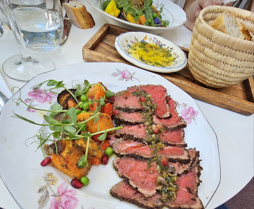 CerfiaFR's tweet photo. 🇫🇷🍽️ FLASH I Le Préfet du 95 a décidé de fermer le restaurant « La table de Mona » situé à #Argenteuil. De la viande cuite était conservée à une température sup. à 45,6°C, de la moisissure a été retrouvée dans la sauce. 

👉 Le restaurant avait pourtant 4,9/5 en avis Google. https://t.co/5YWgGYrZO5