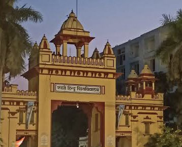 Surajmalviyaacd's tweet photo. ऊँची दुकान फीके पकवान …..बड़े विश्वविद्यालयों के हाल देखकर आपका उच्च शिक्षा से मोह भंग हो जायेगा । लेकिन आप के पास कोई विकल्प कहाँ है ?  बर्बाद गुलिस्ताँ करने को बस एक ही उल्लू काफ़ी था 
हर शाख़ पे उल्लू बैठा है अंजाम-ए-गुलिस्ताँ क्या होगा 

BHU Main Campus में B-Voc Course को बंद करने का तुग़लकी फ़रमान जारी हो चुका है । 
ये सब तब हो रहा है जब बच्चे लगातार धरना कर रहे थें ।मसला साफ़ है विश्वविद्यालय के निकम्मेपन का प्रतीक है यह कोर्स । जिन बच्चों ने पिछले 2 वर्षों से इस कोर्स में एडमिशन लिया उनका करियर लगभग बर्बादी की ओर अग्रसर है । 
CUET 2023 लगभग अंतिम चरण में है । कई बच्चों ने इस कोर्स में एडमिशन के लिए परीक्षा दिया होगा ……
आप सोचिए कैसे एंट्रेंस के बाद कोई कोर्स बंद हो सकता है ? कोई बच्चा आज से 4 महीना पहले फॉर्म भरा ….परीक्षा दिया ….काउंसलिंग के लिये फी पेमेंट किया …अब बताया जा रहा है कि उनका कोर्स बंद । 
अब ये मत कह दीजिएगा कि RGSC में चलेगा ….
UPSC क्वालीफाई करके सिपाही नहीं बनाया जा सकता । 
@bhupro @VCofficeBHU @EduMinOfIndia @PMOIndia @dpradhanbjp @ugc_india