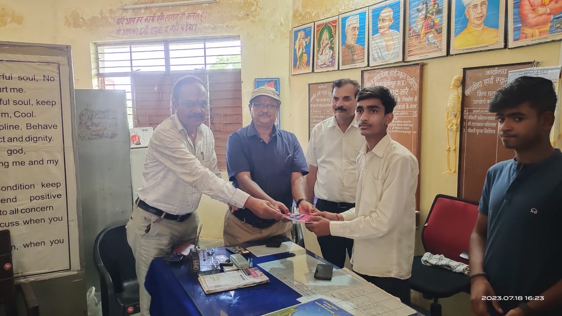 दिनांक 18-07-23 को आदरणीय कार्यपालन अभियंता एवं सहायक अभियंता छतरपुर द्वारा हाई स्कूल विद्यायल पडरिया में छात्रों को विभिन्न विषयों पर प्रोतसाहित किया गया ।एवं छात्रों को अंत मे कॉपी एवं पेन वितरित किये।