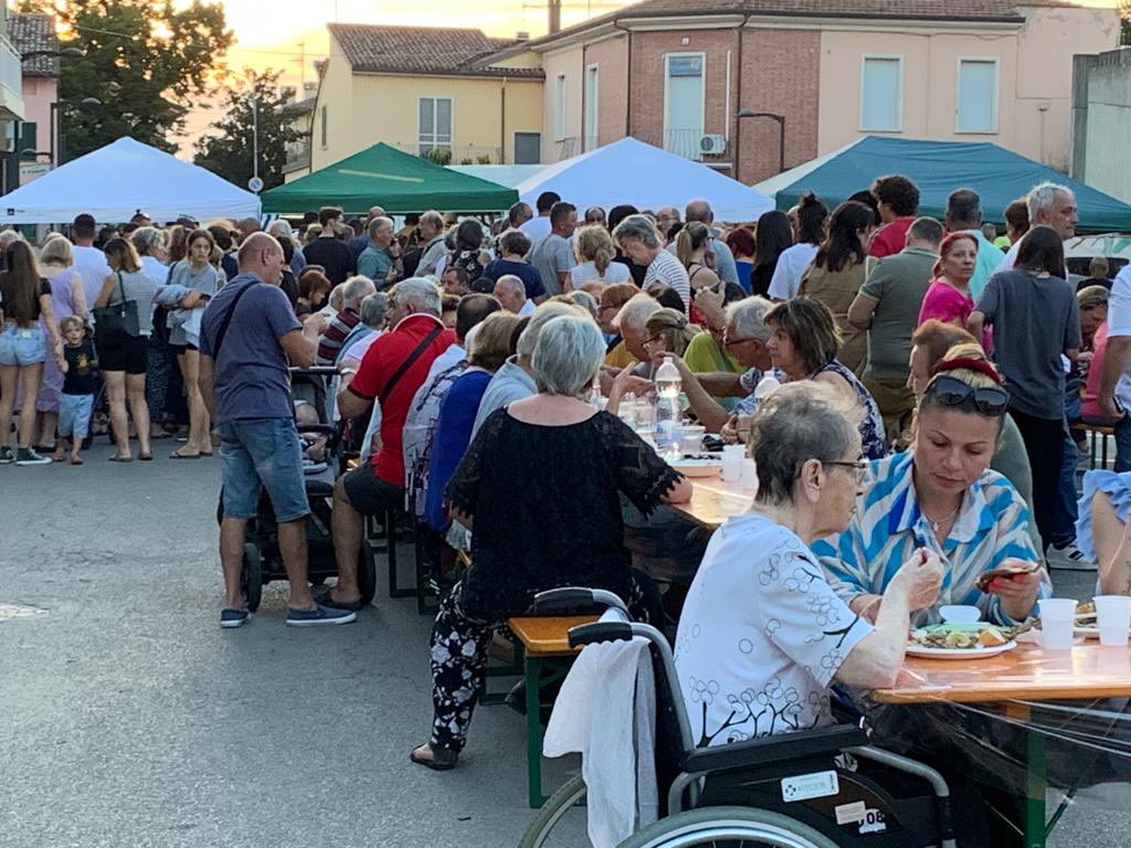CristianMaretti's tweet photo. Ieri sera i pescatori delle Cooperative di pesca della Romagna hanno organizzato la cena di solidarietà a Conselice 
Tanto Pesce dell'Adriatico cucinato sapientemente dai pescatori il tutto realizzato dal Comune di Conselice, Legacoop Romagna e LegaCoop Agroalimentare nord italia https://t.co/436f1oYcr0