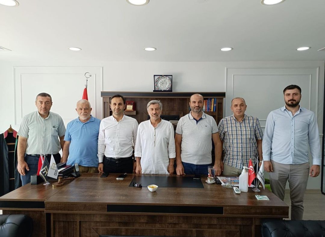 Hac vazifesini yerine getirip kutsal topraklardan dönen, Önceki Dönem Bahçelievler Belediye Başkan Yardımcımız Mevlid Uyan'ı, Yönetim Kurulu Üyelerimiz ve Meclis Üyemiz ile birlikte ziyaret ettik. 

Allah kabul eylesin, Rabbim her kuluna Hac ve Umre vazifesini nasip etsin.🤲
