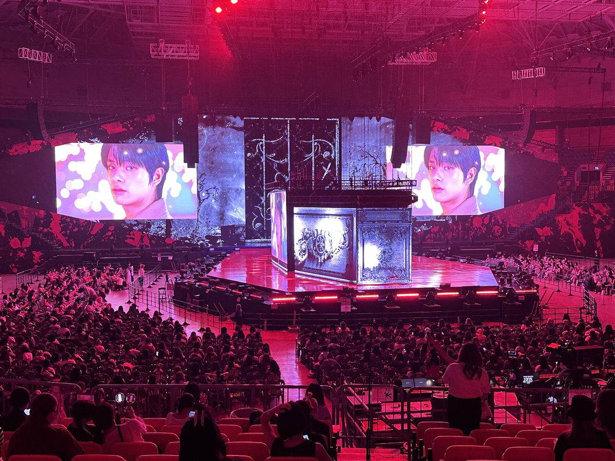 WOOOAAHHHH NON VIP PEOPLE ARE NOW INSIDE !!! LOOK AT THE STAGE !!!