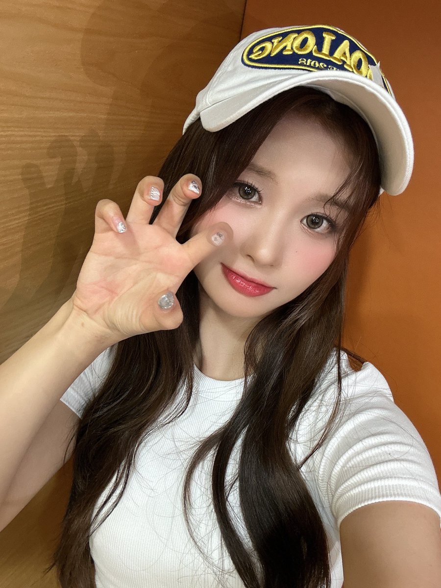 NMIXX_official's tweet photo. [📸] 230729
MBC 쇼! #음악중심

어떻게 사람이 
첫사랑💘 대명사이자
청량한 이온음료이자🧃
동시에 음중 프로 MC?🎤
ㄴ 안녕하세요 NMIXX 설윤입니다🐰🦌

#NMIXX #엔믹스
#설윤 #SULLYOON
#A_Midsummer_NMIXXs_Dream
#Party_O_Clock https://t.co/BjqwlbOG8q