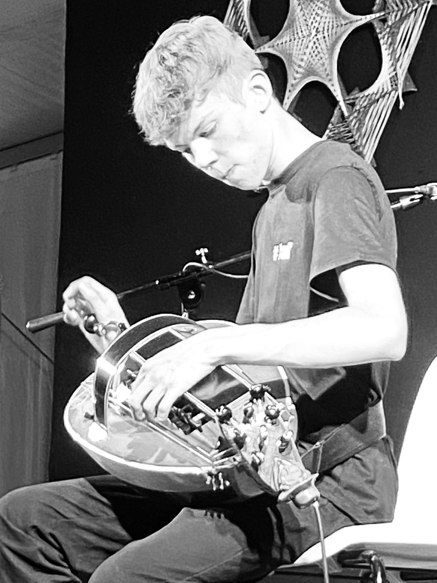 Louixlelutin's tweet photo. Le vielleux, ou joueur de vielle à roue, au Festival des Cultures du Monde de Gannat dans le département de l’Allier. Ils ont organisé un magnifique Bal Trad ! ⤵️
#musiquetrad #musiquedenosregions #musiquedauvergne #BalTrad #Auvergne https://t.co/EXaBLjotXD