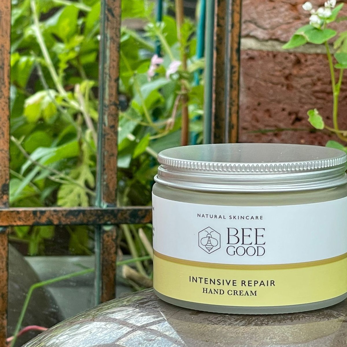 BeeGoodUK's tweet image. 🐝 NEW - Intensive Repair Hand Cream 🐝
Rich, restorative &amp;amp; protective formula designed for very dry hands. With natural Beeswax, Wheatgerm &amp;amp; Rosehip to nourish &amp;amp; soothe. Honey helps retain moisture, leaving hands soft &amp;amp; supple.

beegood.co.uk/product/intens…

#naturalskincare #beegood