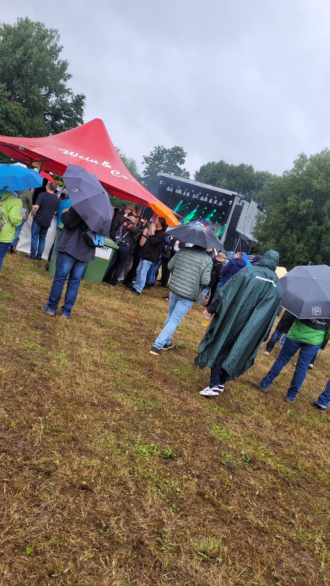 NanasCosplay's tweet photo. Ich war gestern auf einem (schlechten) Konzert. Und ich verstehe es einfach nicht, warum Leute mit einem Regenschirm kommen. 1. Es ist gefährlich 2. Nehmen die damit den Hintern Leuten die Sicht. 
In meinen Augen einfach unverantwortlich 😐 https://t.co/beiWPS5aIy