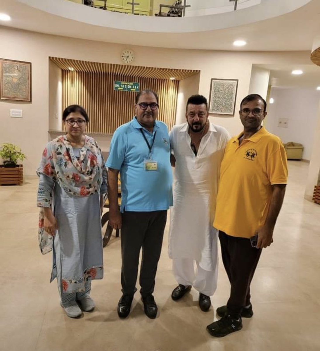 AbhaySChautala's tweet photo. प्रिय मित्र, बॉलीवुड के सुप्रसिद्ध अभिनेता संजय दत्त को जन्मदिन की बहुत-2 बधाई एवं शुभकामनाएं। मैं ईश्वर से आपके स्वस्थ और दीर्घायु जीवन की कामना करता हूं। #SanjayDutt https://t.co/4Yoe4OsZYz