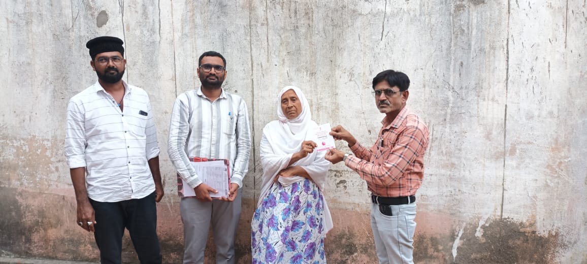 કલેકટરશ્રી ગીર સોમનાથને રજુઆત થતાં તપાસ કરાવી ફક્ત 3 દિવસમાં સાધનીક કાગળો તૈયાર કરી કોડીનાર-વેલણ ગામનાઅમીનાબેનના પતિ ફરીદખા ખોખરનું આંદોલન દરમ્યાન ગોળીબારમાં અવશાન થયેલ.જેમના ઘરે મામલતદારશ્રી,મહેસૂલી તલાટીએ રૂબરૂ મુલાકાત કરીઅંત્યોદય રેશનકાર્ડ તથા વિધવા સહાય મંજૂર કરી આપી
<a href="/CMOGuj/">CMO Gujarat</a>