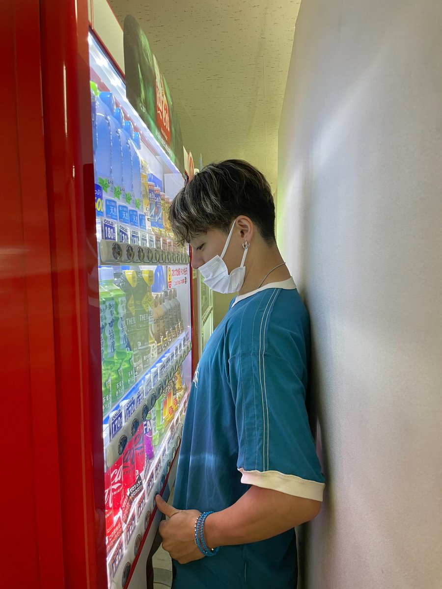 ballistik_fext's tweet photo. おそらく過去一狭いであろう自販機。
買えるかは肩幅ではなく胸板が重要🤔

さぁBOT大阪楽しんでいきましょう🫡

嘉将 https://t.co/BPd1IjQWge