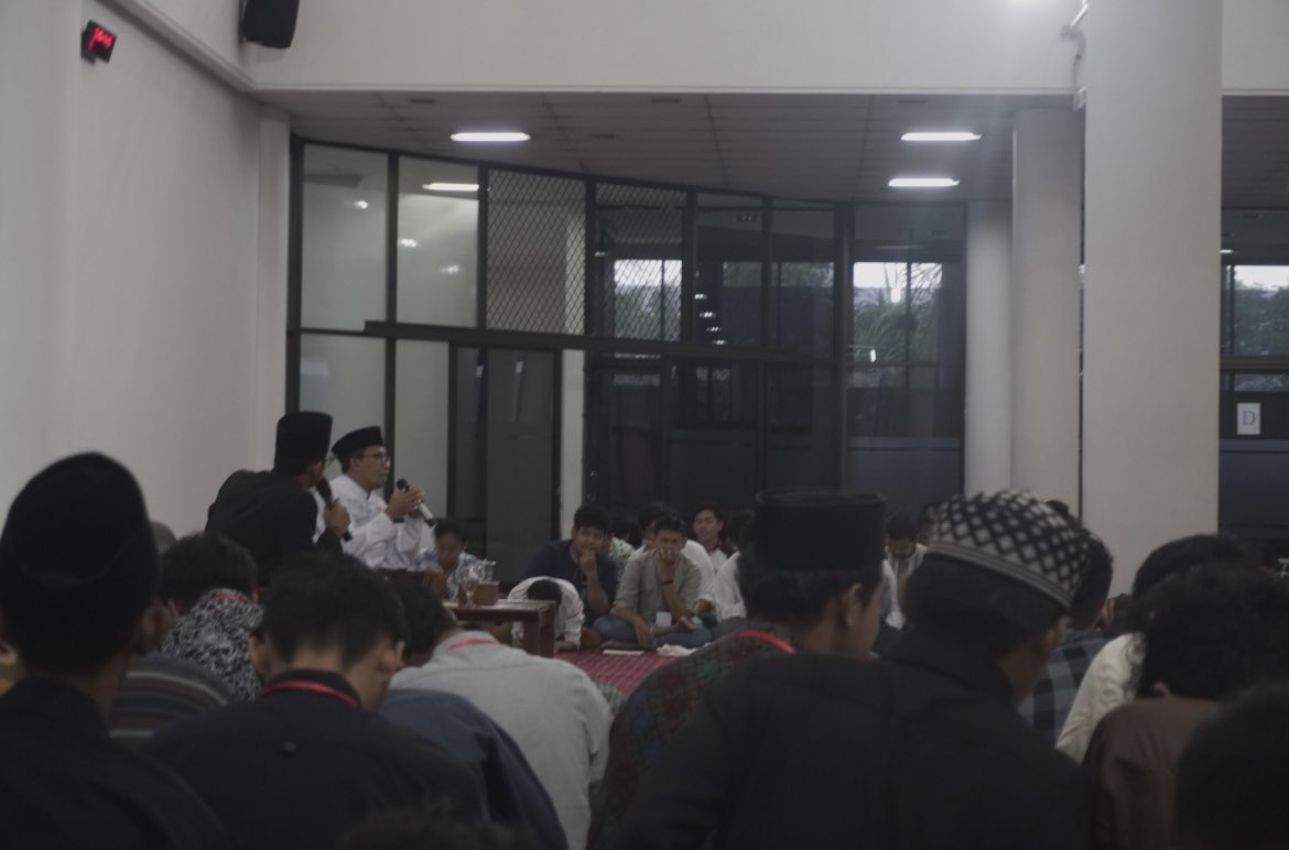 bemfeb_umm's tweet photo. [25 Maret 2023]

Student Day FEB 2023
Week 6 Recap✨

📍Masjid A.R. Fachruddin

Yukk throwback Student Day week 6🤩 
Kali ini ada kajian di masjid buat nemenin ngabuburit! Tentunya juga dapet ilmu baru dongg

@UMMcampus
 #UMMCampus #StudentDay2023 #BEMFEBUMM #AbiprayaCakrawala https://t.co/tG7SkCOZ6l