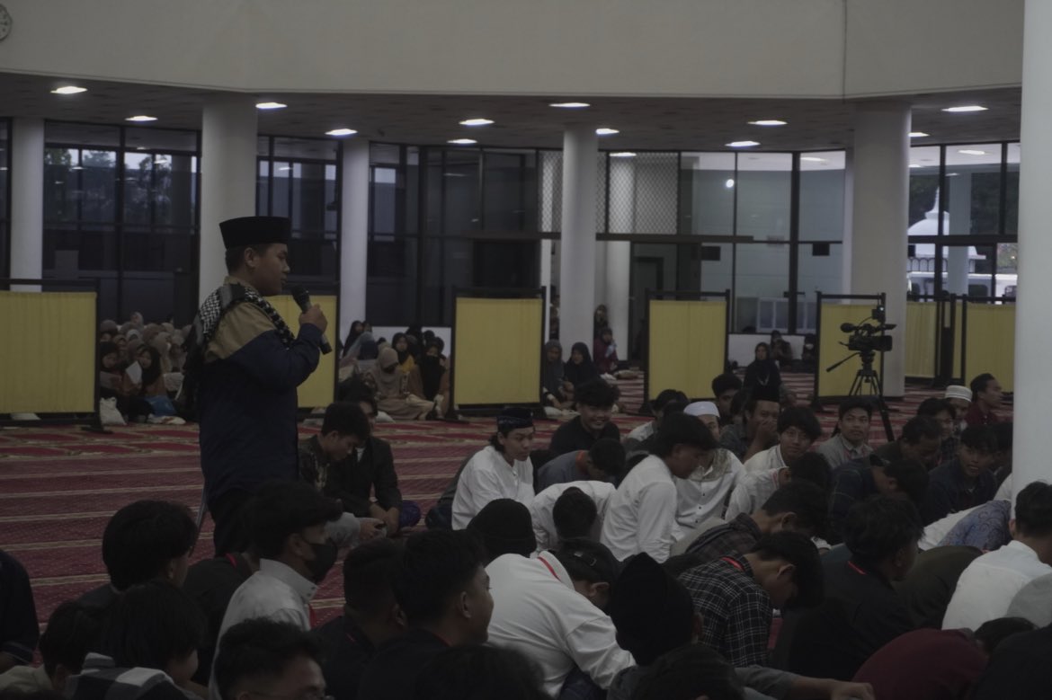 bemfeb_umm's tweet photo. [25 Maret 2023]

Student Day FEB 2023
Week 6 Recap✨

📍Masjid A.R. Fachruddin

Yukk throwback Student Day week 6🤩 
Kali ini ada kajian di masjid buat nemenin ngabuburit! Tentunya juga dapet ilmu baru dongg

@UMMcampus
 #UMMCampus #StudentDay2023 #BEMFEBUMM #AbiprayaCakrawala https://t.co/tG7SkCOZ6l