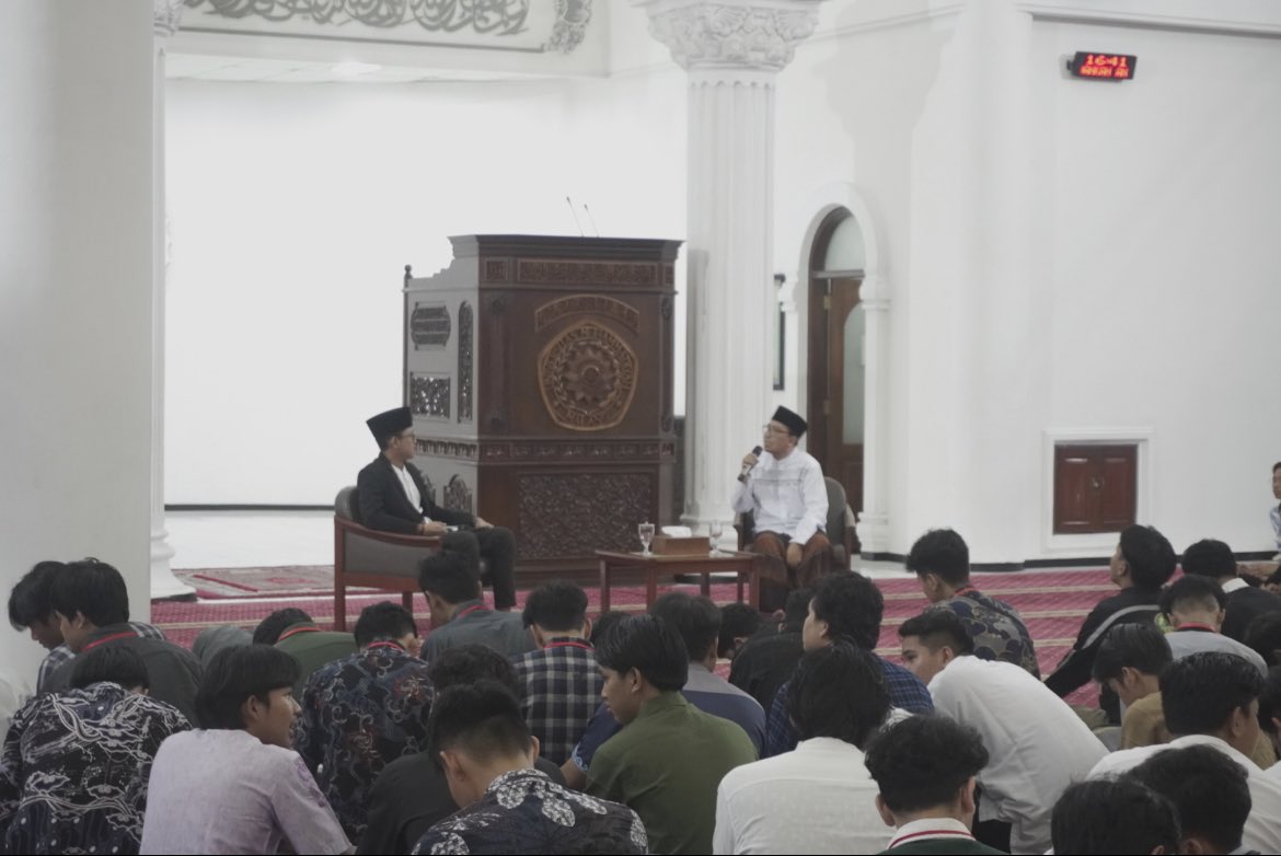 bemfeb_umm's tweet photo. [25 Maret 2023]

Student Day FEB 2023
Week 6 Recap✨

📍Masjid A.R. Fachruddin

Yukk throwback Student Day week 6🤩 
Kali ini ada kajian di masjid buat nemenin ngabuburit! Tentunya juga dapet ilmu baru dongg

@UMMcampus
 #UMMCampus #StudentDay2023 #BEMFEBUMM #AbiprayaCakrawala https://t.co/tG7SkCOZ6l